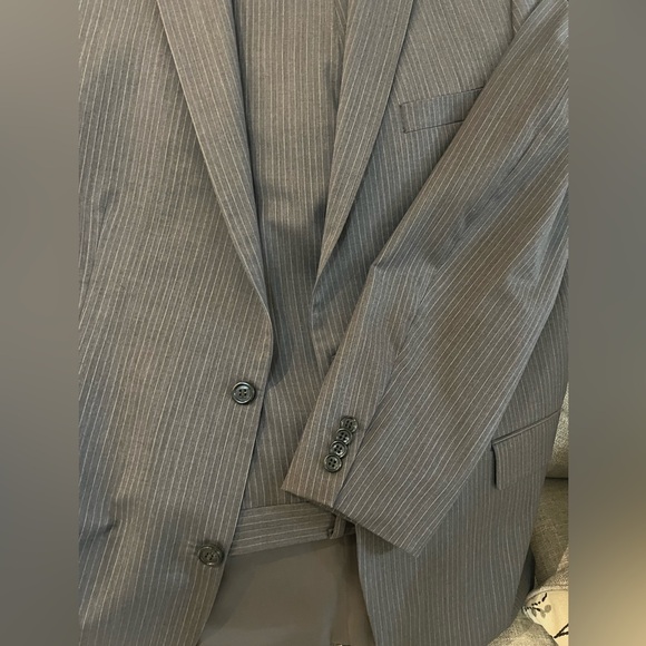 Michael Kors Suit. Gray color jacket size 46 pants size 36 by 32 lenght. - Picture 2 of 9
